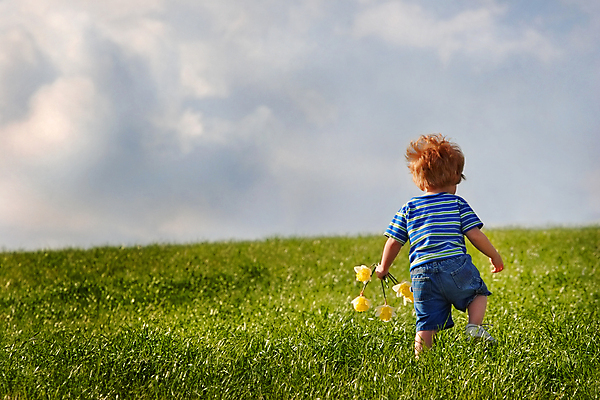 포토 JPG 해외이미지 주간 전신 구름 남자 꽃 어린이 하늘 한명 소년 야외 뒷모습 걷기 봄 언덕 소년한명만 해외202004 해외202105 해외포토 자연요소 식물 1 계절 뷰포인트 모션 사람 남자한명만 소년만 파일형식