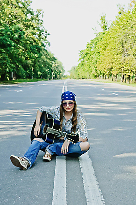 포토 JPG 해외이미지 백인 모델 1 라이프스타일 손 여자 문화 줄 음악 백그라운드 자연 놀이 하늘 한명 사람 성인 야외 유행 공연 연주자 음악가 기구 기타 청바지 고속도로 우아함 예술가 롤 기타리스트 뮤지컬 블루스 사춘기 팝 해외202004 해외202105 해외포토 서양인 직업 도로 컨셉 바지 현악기 문화예술 이벤트 생활 신체부위 생태계 파일형식