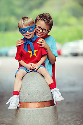 포토 JPG 해외이미지 커플 행복 어린이 컨셉 장난 상상 가면 웃음 사람 앉기 야외 두명 세로 친구 금발 힘 우정 시원함 망토 형제 긍정 쉬는시간 사춘기 슈퍼히어로 염원 자극 해외202004 해외202105 해외포토 헤어스타일 남자 감정 가족 관계 모션 휴식 표정 영웅 파일형식