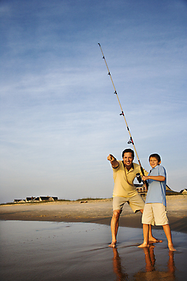 포토 JPG 해외이미지 전신 백인 남자 아들 어린이 스포츠 50대 낚시 서기 야외 두명 세로 사진촬영 가리킴 가르침 아빠 카피스페이스 해외202004 해외202105 해외포토 서양인 교육 중년 가족 모션 레저 사람 손짓 촬영 공백 파일형식