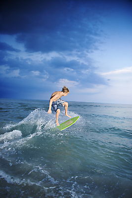 포토 JPG 해외이미지 주간 전신 백인 구름 라이프스타일 남자 파도 청소년 하늘 휴가 한명 풍경 야외 옆모습 서핑보드 서핑 대서양 십대남자한명만 해외202004 해외202105 해외포토 자연요소 서양인 1 바다 뷰포인트 사람 생활 수상스포츠 보드_스포츠 남자한명만 십대남자만 파일형식