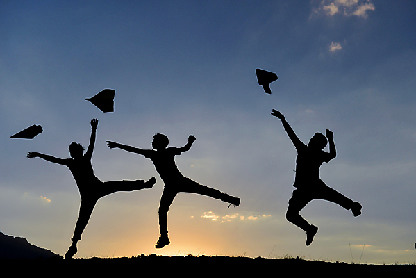 포토 JPG 해외이미지 주간 구름 남자 실루엣 어린이 하늘 날리기 소년 야외 세명 친구 점프 일몰 우정 기쁨 종이비행기 소년만 해외202004 해외202105 해외포토 자연요소 감정 관계 모션 촬영기법 사람 노을 종이접기 남자만 어린이만 파일형식