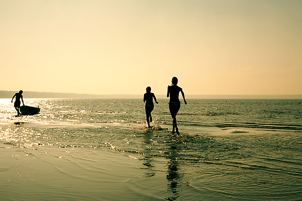 포토 JPG 해외이미지 주간 서양인 여자 남자 실루엣 바다 하늘 휴가 성인 해변 야외 세명 달리기 즐거움 성인만 해외202004 해외202105 해외포토 자연요소 외국인 감정 모션 촬영기법 사람 파일형식