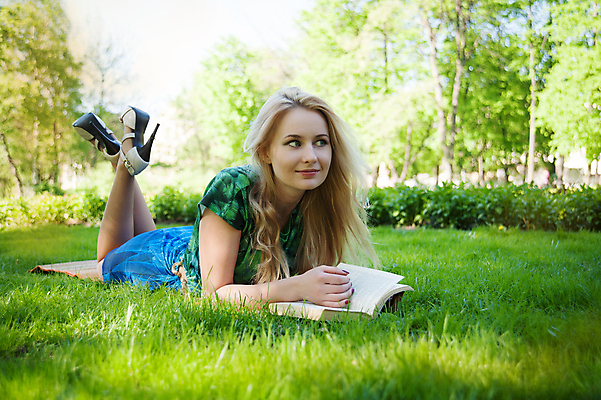 포토 JPG 해외이미지 백인 1 학생 라이프스타일 공원 여자 교육 행복 자연 휴식 한명 사람 잔디 초원 성인 야외 10대 책 초록색 학습 독서 햇빛 거짓말 사춘기 유일 전경 해외202004 해외202105 해외포토 서양인 식물 공공시설 감정 컬러 컨셉 청소년 풍경 생활 태양 생태계 파일형식 탑뷰