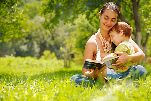 포토 JPG 해외이미지 백인 1 라이프스타일 옷 여자 교육 행복 아들 어린이 가족 자연 휴식 사랑 사람 앉기 20대 성인 두명 책 학습 해외202004 해외202105 해외포토 서양인 감정 컨셉 관계 모션 청년 생활 생태계 파일형식