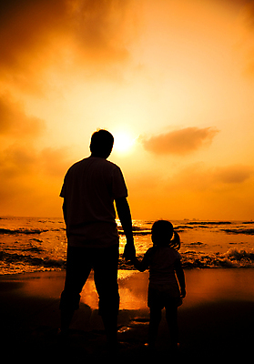 포토 JPG 해외이미지 구름 여자 남자 실루엣 어린이 가족 하늘 서기 소녀 상반신 성인 해변 야외 두명 여름 일몰 야간 부녀 해외202004 해외202105 해외포토 자연요소 계절 딸 바다 관계 모션 촬영기법 사람 노을 아빠 파일형식