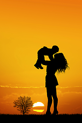 포토 JPG 해외이미지 주간 나무 구름 여자 남자 실루엣 하늘 성인 야외 두명 태양 아기 들어올리기 해외202004 해외202105 해외포토 모자관계 자연요소 식물 아들 가족 모션 엄마 촬영기법 사람 파일형식