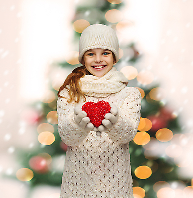 포토 JPG 해외이미지 행복 어린이 크리스마스 겨울 새해 주택 발렌타인데이 건강 관리 사랑 한명 사람 10대 빨간색 평화 목도리 흰색 하트 잡기 최고 스웨터 만족 주기 보여주기 공유 돌봄 지원 헬프 자선단체 해외202004 해외202105 손모아장갑 해외포토 모양 1 잡화 계절 기념일 감정 컬러 장갑 컨셉 상의 모션 데이이벤트 청소년 건물 도움 그룹 자선 파일형식