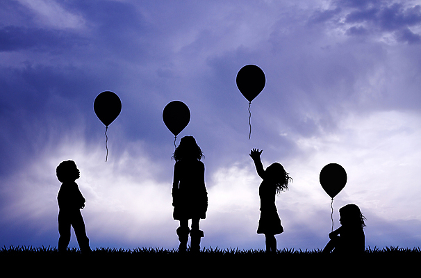 포토 JPG 해외이미지 주간 전신 여자 남자 행복 실루엣 어린이 하늘 서기 앉기 소년 여러명 야외 손들기 던지기 풍선 어린이만 해외202004 해외202105 해외포토 자연요소 감정 다수 모션 촬영기법 사람 파일형식