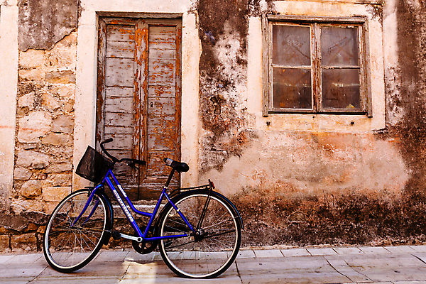 포토 JPG 해외이미지 주간 유럽 창문 거리 주택 사람없음 야외 자전거 나무문 해외202004 해외202105 해외포토 자연요소 나라 건물 목재 문 바이크 파일형식