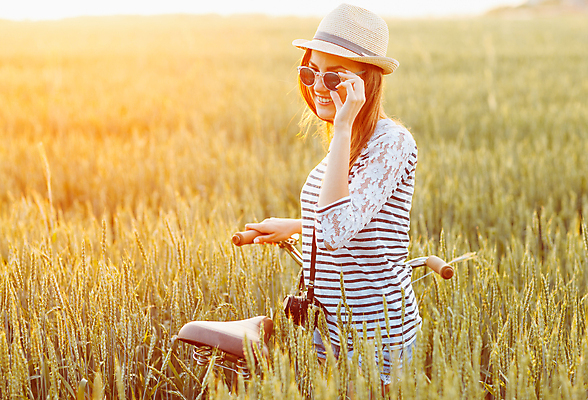 포토 JPG 해외이미지 백인 모델 여자 행복 자연 하늘 휴가 한명 미소 사람 초원 성인 야외 여름 청춘 유행 맑음 자전거 화목 낭만 자유 시골 신선 우아함 밀 보리 내추럴 호밀 힙스터 해외202004 해외202105 해외포토 서양인 1 계절 패션 감정 컨셉 날씨 곡류 표정 바이크 생태계 파일형식
