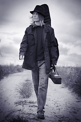 포토 JPG 해외이미지 백인 모델 여자 남자 얼굴 음악 놀이 한명 사람 유행 소리 콘서트 공연 연주자 음악가 흰색 기구 기타 악단 예술가 멜로디 뮤지컬 팝 플레이어 스타일 해외202004 해외202105 해외포토 서양인 직업 1 컬러 현악기 문화예술 이벤트 신체부위 파일형식