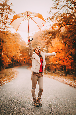 포토 JPG 해외이미지 계절 행복 도로 잎 우산 자연 휴식 한명 미소 세로 태양 유행 가을 숲 해외202004 해외202105 해외포토 자연요소 식물 1 감정 길 컨셉 교통시설 표정 사람 생태계 파일형식