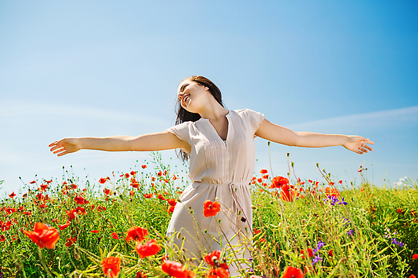 포토 JPG 해외이미지 라이프스타일 드레스 꽃 행복 자연 하늘 휴가 휴식 한명 사람 야외 10대 빨간색 초록색 파란색 걷기 자유 흰색 시골 개화 우아함 양귀비 히스패닉 내추럴 교외 해외202004 해외202105 해외포토 식물 1 옷 감정 컬러 컨셉 모션 청소년 생활 생태계 파일형식