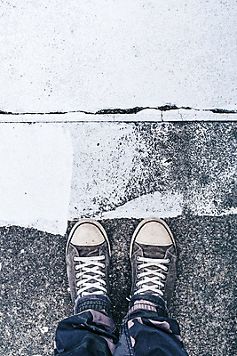 포토 JPG 해외이미지 라이프스타일 도로 스포츠 백그라운드 운동화 신발 컨셉 거리 바닥 서기 사람 성인 야외 유행 페인트 산책 회색 흰색 도시 얼룩 쌍 보행자 보행로 복고 시멘트 세대 그런지 땅바닥 옛날 콘크리트 스타일 해외202004 해외202105 해외포토 길 컬러 교통시설 모션 휴식 생활 파일형식