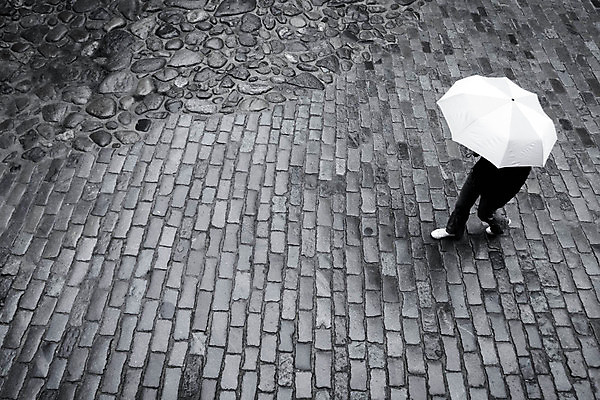 포토 JPG 해외이미지 여자 도로 길 우산 날씨 거리 한명 사람 야외 걷기 검은색 어둠 젖음 도시 타운 해외202004 해외202105 해외포토 1 컬러 교통시설 모션 파일형식
