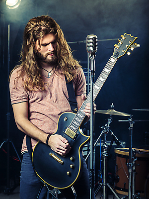 포토 JPG 해외이미지 긴머리 남자 음악 놀이 수염 한명 사람 20대 성인 콘서트 연주자 음악가 가수 무대 기구 기타 일렉기타 마이크 예술가 기타리스트 락스타 뮤지컬 플레이어 생존 해외202004 해외202105 해외포토 직업 1 헤어스타일 음향기기 현악기 문화예술 청년 공연 파일형식