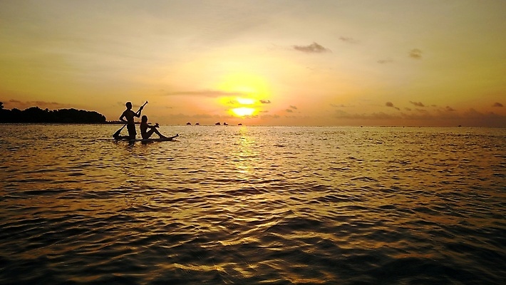포토 JPG 해외이미지 전신 커플 여자 남자 실루엣 바다 하늘 휴가 앉기 풍경 성인 야외 두명 여름 태양 맑음 일몰 야간 노젓기 성인만 해외202004 해외202105 해외포토 자연요소 계절 관계 모션 날씨 촬영기법 사람 노을 파일형식
