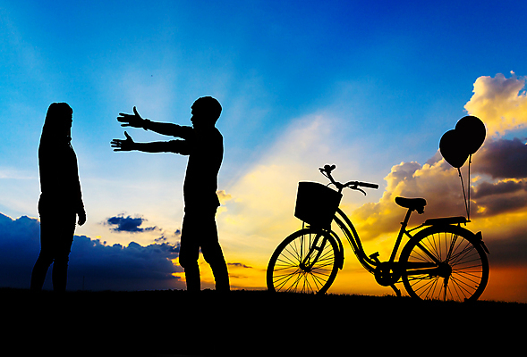 포토 JPG 해외이미지 주간 전신 구름 커플 여자 남자 행복 실루엣 하늘 함께함 사랑 서기 성인 야외 두명 여름 자전거 풍선 손뻗기 성인만 해외202004 해외202105 해외포토 자연요소 계절 감정 컨셉 관계 모션 촬영기법 사람 바이크 파일형식