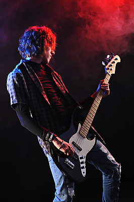 포토 JPG 해외이미지 모델 남자 감정 문화 음악 놀이 실내 한명 서기 사람 유행 소리 콘서트 공연 음악가 에너지 기구 기타 표현 잡기 시원함 기타리스트 뮤지컬 베이스 플레이어 해외202004 해외202105 해외포토 직업 1 모션 현악기 문화예술 이벤트 내부 연주자 파일형식