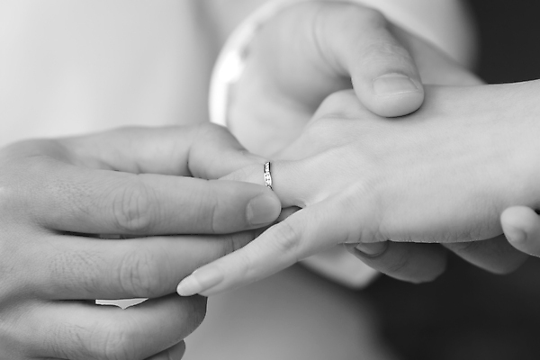 포토 JPG 해외이미지 손 커플 프로포즈 흑백 실내 사랑 신체부위 잡기 주기 약혼 끼우기 약혼반지 해외202004 해외202105 해외포토 감정 결혼 관계 모션 촬영기법 사람 내부 반지 약속 파일형식