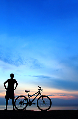포토 JPG 해외이미지 전신 구름 남자 실루엣 허리손 하늘 휴식 한명 풍경 성인 야외 자전거 저녁 성인남자한명만 해외202004 해외202105 해외포토 자연요소 1 포즈 컨셉 촬영기법 사람 바이크 야간 남자한명만 성인남자만 파일형식