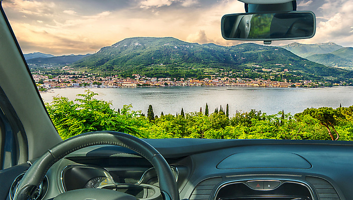 포토 JPG 해외이미지 주간 구름 호수 자동차 하늘 산 실내 풍경 사람없음 마을 이탈리아 자동차내부 해외202004 해외202105 해외포토 자연요소 유럽 육상교통 내부 파일형식