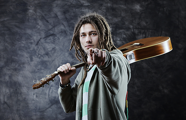 포토 JPG 해외이미지 백인 남자 음악 기술 한명 소년 기타 시원함 기타리스트 성인남자만 해외202004 해외202105 해외포토 서양인 1 어린이 현악기 문화예술 사람 연주자 남자만 성인만 파일형식