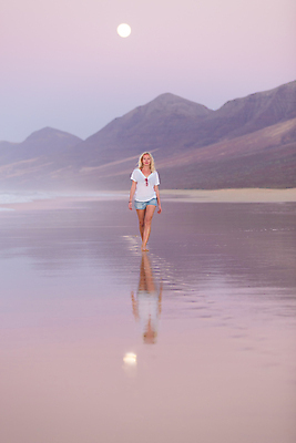 포토 JPG 해외이미지 라이프스타일 여자 모래 바다 여행 맨발 자연 휴가 휴식 산 한명 사람 풍경 해변 물 여름 모래사장 햇빛 반사 평화 걷기 일몰 산책 자유 달 고독 발자국 달빛 단계 파라다이스 혼자 수평선 해외202004 해외202105 해외포토 자연요소 1 계절 감정 컨셉 자국 모션 발 생활 태양 노을 생태계 파일형식