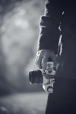 포토 JPG 해외이미지 주간 여자 흑백 한명 들기 상반신 성인 야외 앞모습 아웃포커스 카메라 사진사 성인여자한명만 해외202004 해외202105 해외포토 자연요소 1 뷰포인트 모션 촬영기법 사람 전자제품 작가 여자한명만 성인여자만 파일형식