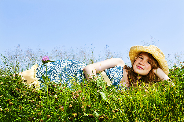 포토 JPG 해외이미지 식물 라이프스타일 드레스 여자 꽃 행복 자연 하늘 휴가 휴식 한명 사람 야외 10대 초록색 파란색 쌓기 맑음 기쁨 신선 자신감 밀짚모자 위치 밀짚 내추럴 해외202004 해외202105 해외포토 모자_잡화 1 옷 감정 컬러 컨셉 모션 청소년 날씨 생활 짚 생태계 파일형식