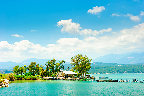 포토 JPG 해외이미지 주간 나무 구름 하늘 산 주택 풍경 사람없음 야외 여름 휴양지 선박 해외202004 해외202105 해외포토 자연요소 식물 계절 수상교통 건물 장소 파일형식