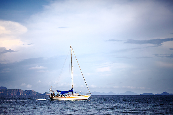 포토 JPG 해외이미지 주간 구름 바다 요트 자연 하늘 산 풍경 사람없음 야외 해외202004 해외202105 해외포토 자연요소 배_교통 생태계 파일형식
