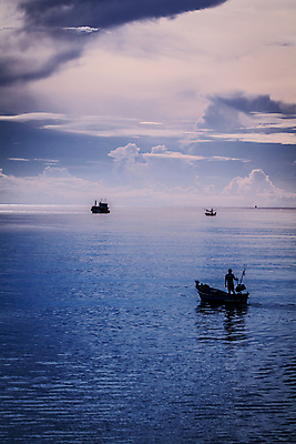포토 JPG 해외이미지 주간 구름 실루엣 바다 자연 하늘 사람모양 풍경 사람없음 야외 어부 선박 해외202004 해외202105 해외포토 자연요소 모양 직업 수상교통 촬영기법 생태계 파일형식