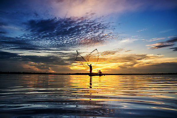 포토 JPG 해외이미지 구름 실루엣 물결 바다 태국 자연 하늘 사람모양 풍경 사람없음 야외 노을 일몰 그물 던지기 야간 어부 물고기잡기 물고기잡이 해외202004 해외202105 해외포토 자연요소 모양 직업 아시아 모션 촬영기법 어업 잡기 생태계 파일형식