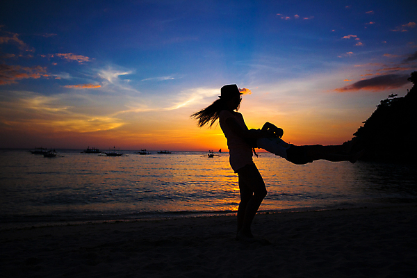 포토 JPG 해외이미지 전신 구름 여자 실루엣 어린이 하늘 휴가 휴식 서기 소녀 성인 야외 두명 여름 일몰 야간 보라카이 여자만 해외202004 해외202105 해외포토 자연요소 계절 컨셉 모션 촬영기법 필리핀 사람 노을 파일형식