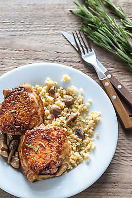 포토 JPG 해외이미지 접시 음식 포크 채소 재료 부분 육류 요리 사람없음 목재 빨간색 초록색 노란색 식사 저녁식사 치킨 튀김 흰색 시골 신선 뜨거움 칼 정상 굽기 허브 매움 레시피 허벅지 로즈메리 절임 해외202004 해외202105 해외포토 나무 식물 식기 컬러 식재료 신체부위 맛 구이 닭고기요리 파일형식