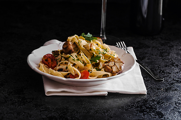 포토 JPG 해외이미지 전통 접시 음식 빵 패턴 토마토 탁자 치즈 새우 파스타 파슬리 마늘 스파게티 요리 사람없음 빨간색 식당 와인 어둠 이탈리아 맛 허브 유기농 올리브 레시피 후추 바질 바이오 펜네 해외202004 해외202105 해외포토 식물 식기 웰빙 열매 유럽 컬러 가구 컨셉 무늬 채소 유제품 주류 서양음식 갑각류 상점 향신료 파일형식