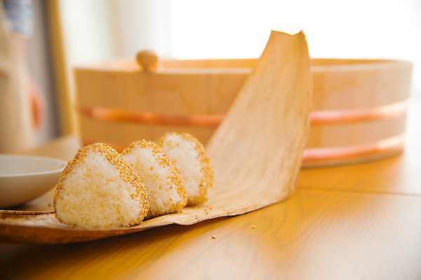 포토 JPG 해외이미지 모양 손 아시아 섬 여행 젓가락 공 밥 실내 어류 요리 사람없음 장식 세트 일본 요리사 식사 저녁식사 초밥 해조류 도쿄 만들기 레시피 점심식사 쉬운 식초 총각무 해외202004 해외202105 해외포토 직업 나라 음식 모션 수저 내부 신체부위 수중동물 해양식물 무 일본음식 파일형식