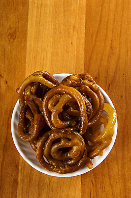 포토 JPG 해외이미지 전통 접시 음식 백그라운드 오렌지 디저트 따뜻함 나선형 건강 요리 사람없음 노란색 축제 튀김 흰색 축하 달콤 맛 설탕 밀가루 레시피 칼로리 고립 사프란 솔깃 맛있는 해외202004 해외202105 해외포토 식기 컬러 컨셉 무늬 과일 가루 향신료 파일형식