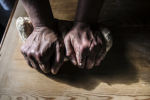 포토 JPG 해외이미지 손 실내 그림자 사람없음 신체부위 누름 반죽 나무탁자 해외202004 해외202105 해외포토 모션 탁자 사람 내부 파일형식