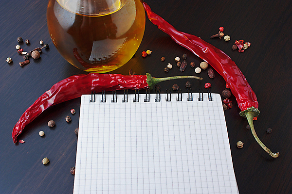 포토 JPG 해외이미지 종이 음식 채소 탁자 건강 요리 사람없음 책 빨간색 주방 공책 저녁식사 기구 기록 계산대 향신료 준비 날것 레시피 후추 성분 점심식사 식용 채식주의자 해외202004 해외202105 해외포토 컬러 가구 문구용품 식사 채식 향미료 파일형식