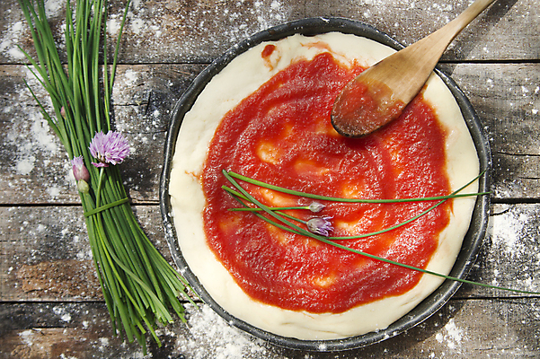 포토 JPG 해외이미지 음식 토마토 재료 양파 피자 사람없음 빨간색 식당 이탈리아 신선 원형 허브 준비 날것 밀가루 레시피 이스트 해외202004 해외202105 해외포토 도형 식물 유럽 컬러 채소 패스트푸드 서양음식 상점 가루 파일형식