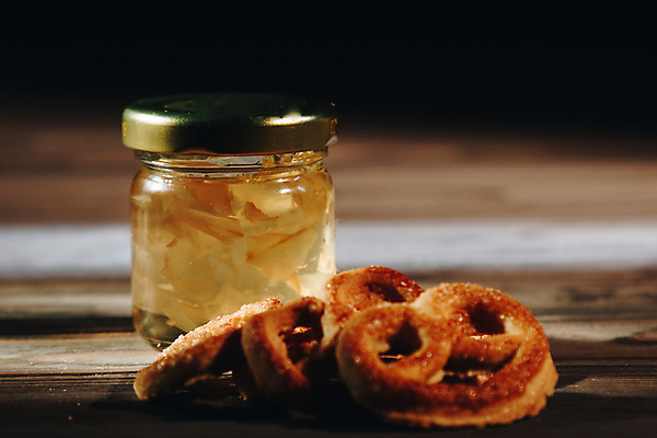 포토 JPG 해외이미지 전통 문화 음료 음식 빵 백그라운드 컨셉 유리 탁자 디저트 건강 사람없음 목재 갈색 쌓기 바구니 초콜릿 검은색 축제 빵집 우유 튀김 도넛 달콤 아침식사 낟알 밀 굽기 잔치 브런치 롤 토핑 꿀 프랑스어 전국 정물화 캐비아 페스츄리 스타일 맛있는 해외202004 해외202105 해외포토 나무 문자 컬러 가구 식재료 재료 모션 재질 유제품 곡류 상점 식사 맛 구이 그림 파일형식