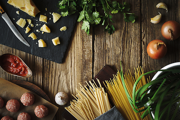 포토 JPG 해외이미지 전통 접시 음식 토마토 채소 공 탁자 양파 치즈 파스타 파슬리 마늘 스파게티 육류 돼지고기 요리 사람없음 초록색 소고기 수프 정상 미트볼 먹기 허브 향신료 메뉴 레시피 후추 성분 핸드메이드 카피스페이스 해외202004 해외202105 해외포토 식물 식기 컬러 가구 식재료 모션 유제품 서양음식 공백 향미료 파일형식