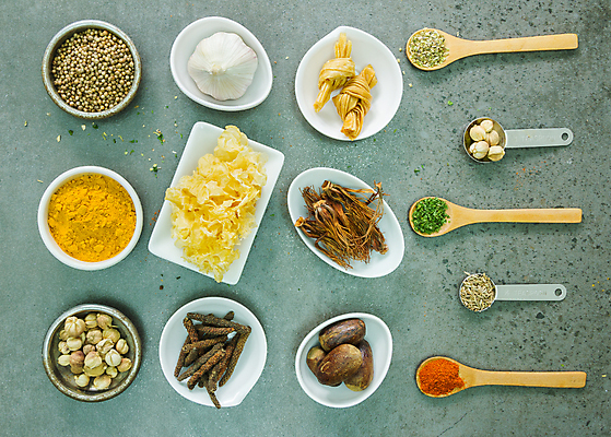포토 JPG 해외이미지 접시 식재료 회색배경 실내 종류 사람없음 향신료 계량스푼 나무숟가락 목이버섯 통마늘 강황 해외202004 해외202105 해외포토 식기 백그라운드 주방용품 마늘 내부 숟가락 버섯 회색 향미료 파일형식