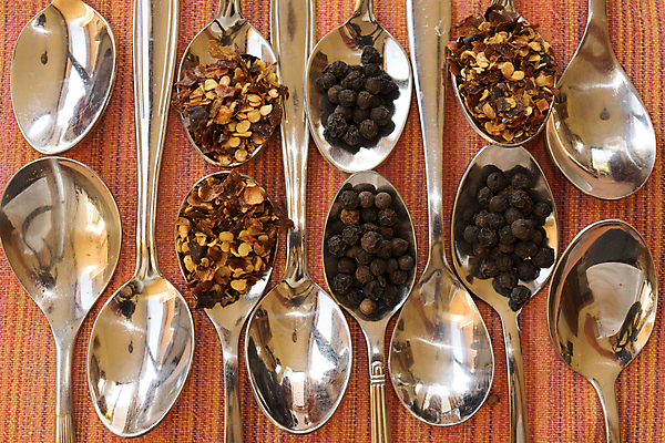 포토 JPG 해외이미지 음식 조각 백그라운드 고추 건조 요리 사람없음 목재 빨간색 식당 검은색 흰색 뜨거움 양념 맛 가루 향신료 매움 아로마 향 레시피 후추 찌그러짐 땅바닥 해외202004 해외202105 해외포토 나무 컬러 컨셉 채소 재료 바닥 상점 향미료 파일형식