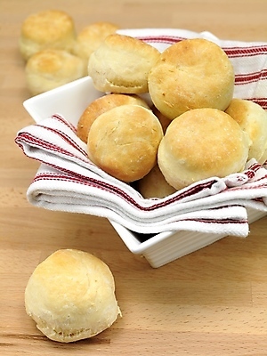 포토 JPG 해외이미지 그릇 실내 사람없음 식탁보 담기 스콘 나무배경 해외202004 해외202105 해외포토 식기 빵 백그라운드 모션 내부 파일형식