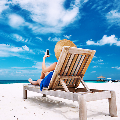 포토 JPG 해외이미지 모자 라이프스타일 손 모래 바다 여행 의자 통신 하늘 모바일 휴가 휴식 세포 한명 사람 앉기 물 여름 파란색 스마트폰 핸드폰 독서 디지털 스크린 터치 흰색 전원 고급 선탠 무선전화기 전화기 스마트 휴양지 멀리 이국적 셀룰러 해외202004 해외202105 해외포토 자연요소 1 잡화 계절 컬러 가구 컨셉 모션 생활 신체부위 전자제품 스마트기기 장소 전기에너지 파일형식