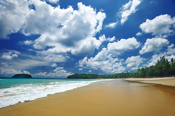 포토 JPG 해외이미지 구름 모래 파도 바다 섬 여행 태국 자연 하늘 휴가 풍경 사람없음 야외 물 여름 파란색 노란색 여행객 전원 가장자리 휴양지 안다만 터키석 수평선 해외202004 해외202105 해외포토 자연요소 계절 아시아 컬러 사람 장소 둘레 전기에너지 보석 생태계 파일형식